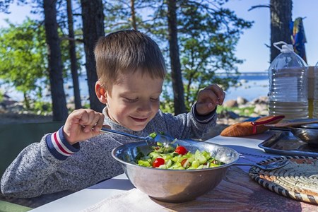 เมื่อลูกไม่ยอมกินผัก 10เทคนิคดีๆ ที่จะเป็นตัวช่วยให้ลูกหันมากินผัก
